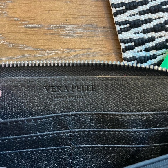 Vera Pelle Crossbody Bag - Picture 14 of 16